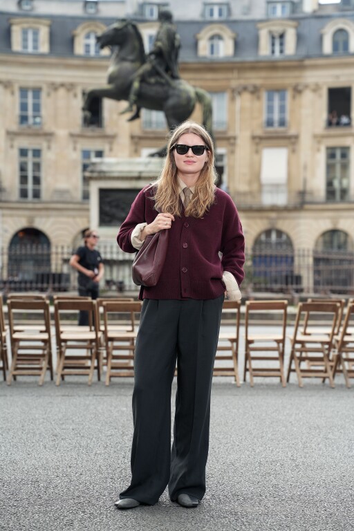 AMI SS26 PHOTOCALL GIRL IN RED
